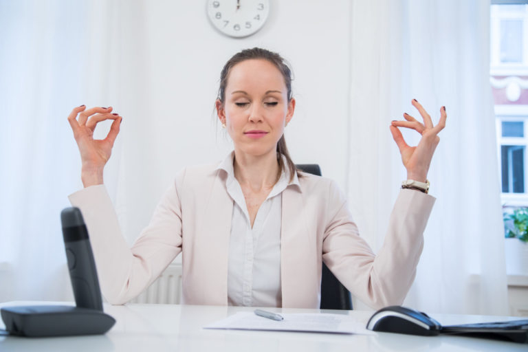 Gegen den Stress: Sitzmeditation lässt uns im Job zur Ruhe kommen