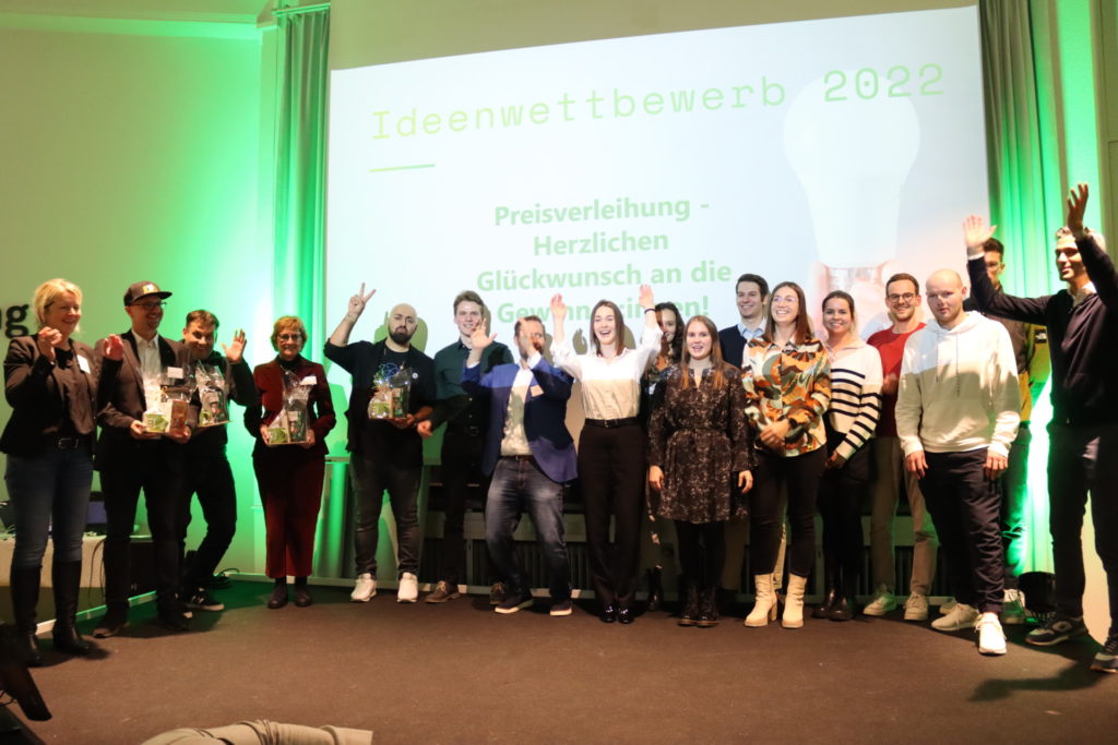 Große Freude bei den Preisträgerinnen und Preisträgern des Ideenwettbewerbs 2022. Foto: Uni Bayreuth