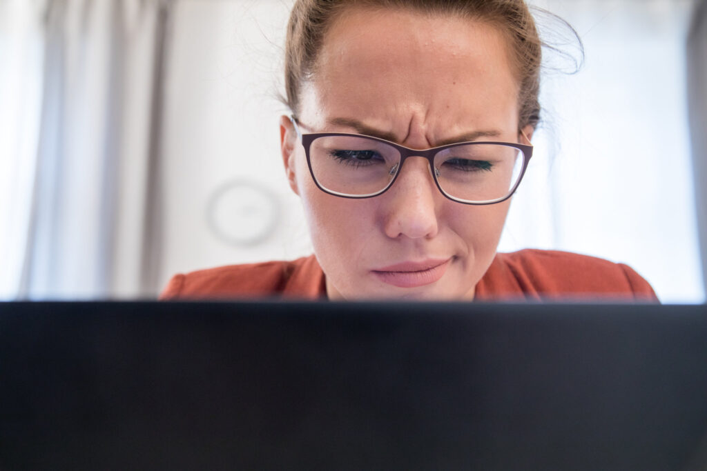 Frau sieht in Laptop