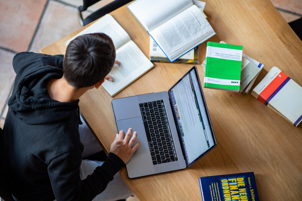 Mann sitzt am Laptop und arbeitet
