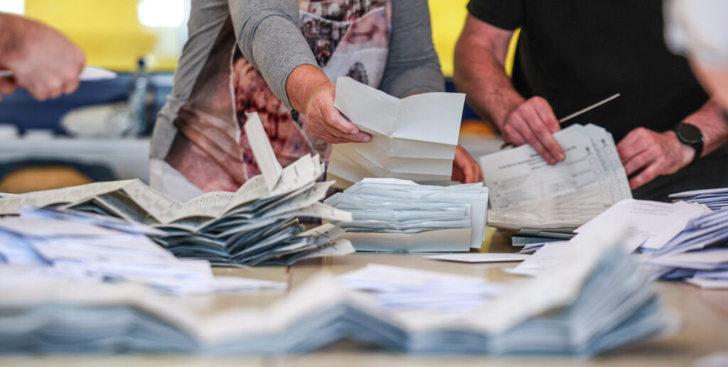 KarriereRegion - Ehrenamt - Wahlhelfer bei der Stimmenauszählung von Briefwahlstimmen
