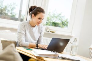 KarriereRegion - Eine Frau arbeitet am Laptop