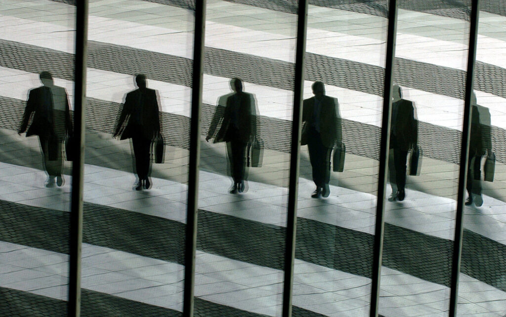 KarriereRegion - Zweitjobs - Spiegelung eines Mannes mit Aktentasche